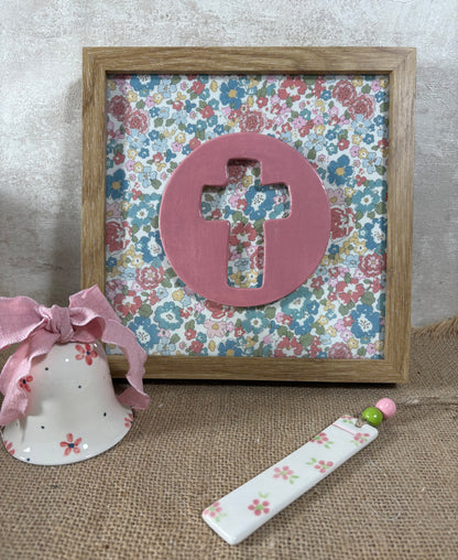 CRUZ DE CERÁMICA EN MARCO ENTELADO